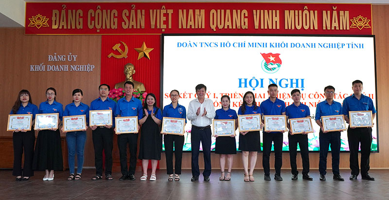 Trao giấy khen cho các tập thể có thành tích xuất sắc trong Tháng Thanh niên 2024.