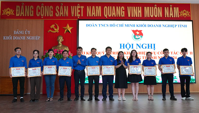 Trao giấy khen cho các cá nhân có thành tích xuất sắc trong Tháng Thanh niên 2024.