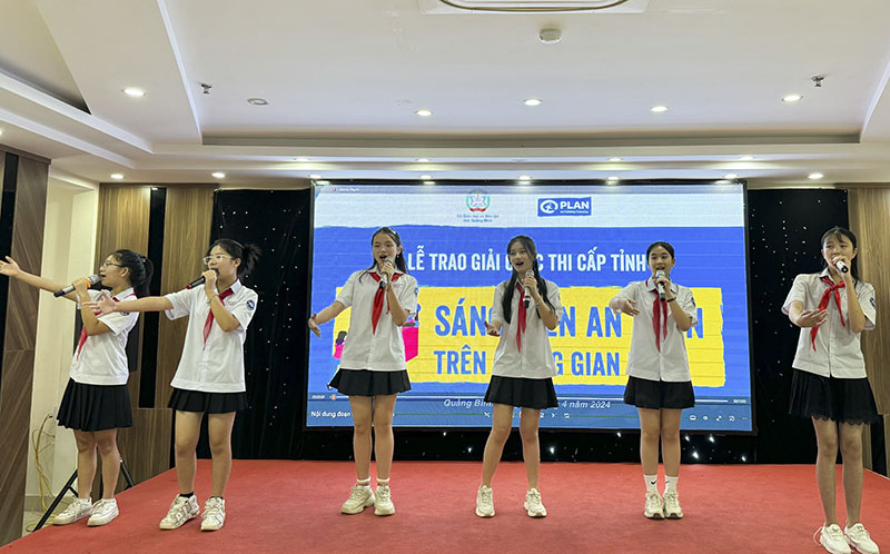 Một tiết mục văn nghệ chào mững lễ trao giải