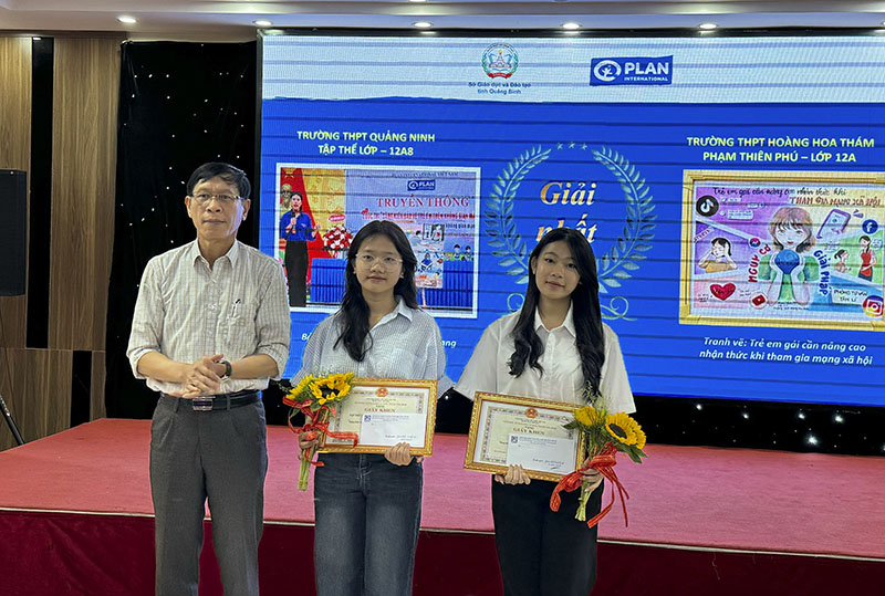 Ban tổ chức trao giải nhất nội dung sản phẩm truyền thông cho tập thế, cá nhân đoạt giải.