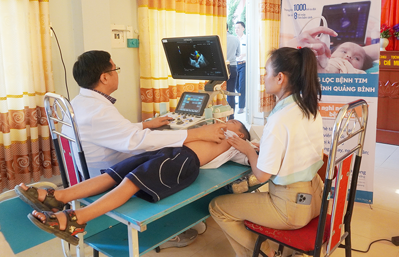Các em nhỏ được khám bằng máy móc, trang thiết bị hiện đại.