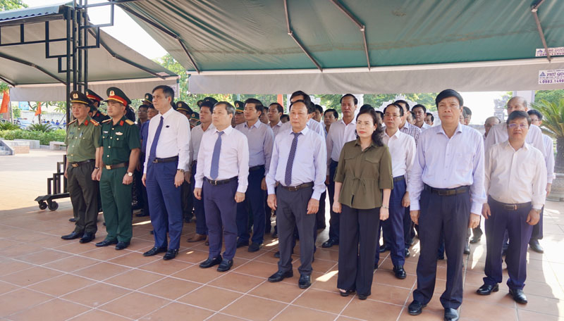 Các đại biểu tham dự lễ viếng, dâng hương tại Đền thờ Bác Hồ và các Anh hùng liệt sỹ tỉnh. 