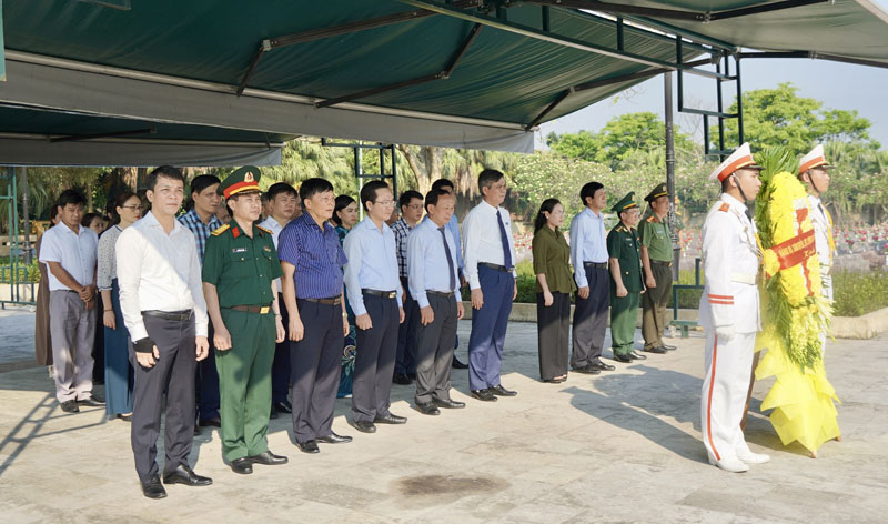 Các đại biểu dâng hương, dâng hoa tại Nghĩa trang Liệt sỹ Ba Dốc.