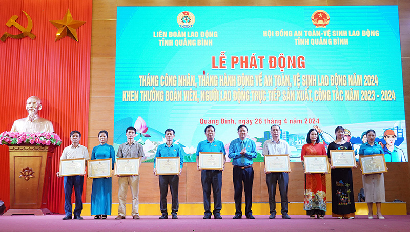 Đồng chí Chủ tịch LĐLĐ tỉnh Phạm Tiến Nam trao Bằng khen của Ban Thường vụ LĐLĐ tỉnh cho 9 doanh nghiệp có thành tích xuất sắc trong thực hiện công tác ATVSLĐ năm 2023.