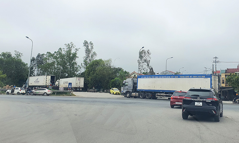 Tình trạng xe chở hàng ra vào một bãi tập kết tại ngã tư đường Hà Huy Tập cắt đường tránh TP. Đồng Hới tiềm ẩn nguy cơ gây mất ATGT và bức xúc trong dư luận.