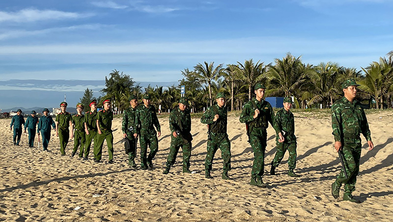 Cán bộ, chiến sĩ Đồn Biên phòng Nhật Lệ phối hợp cùng các lực lượng tuần tra, kiểm soát bờ biển.