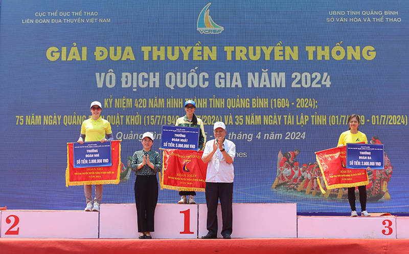 Ban Tổ chức trao giải nhất, nhì, ba toàn đoàn cho các đội xuất sắc.