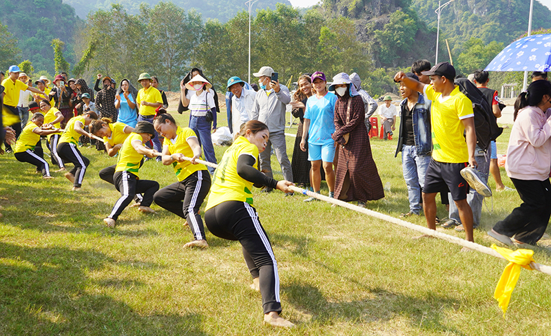 Nội dung thi kéo co nữ thu hút đông đảo người xem, cổ vũ.