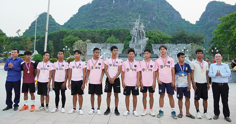 Ban Tổ chức trao giải nhất nội dung bóng chuyền nam.