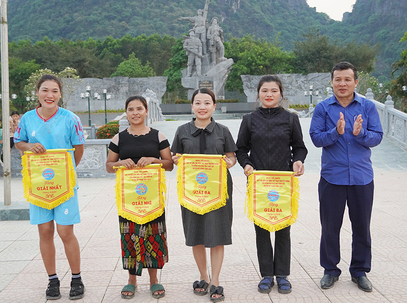 Ban Tổ chức trao giải nhất, nhì, ba nội dung thi kéo co nữ.