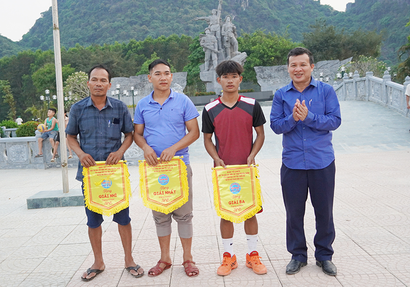 Ban Tổ chức trao giải nhất, nhì, ba nội dung thi kéo co nam.