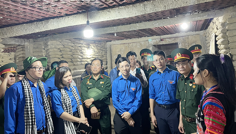 Thăm các di tích lịch sử tại Điện Biên Phủ.