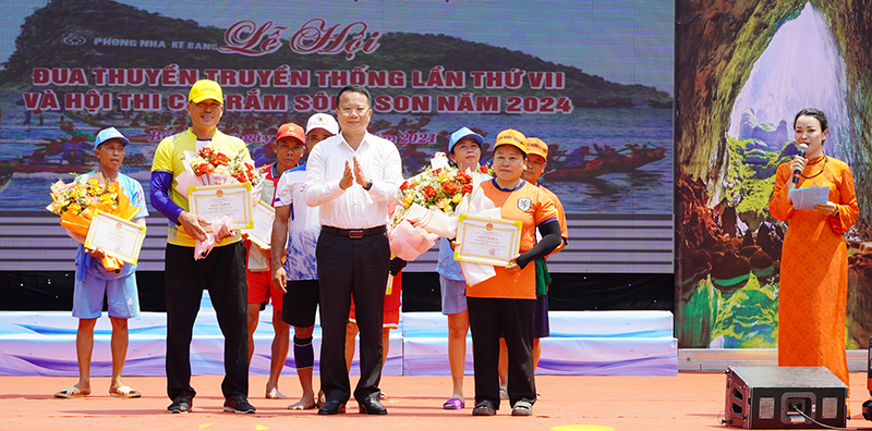 Ban Tổ chức trao giải nhì cho đội đua nam, nữ.