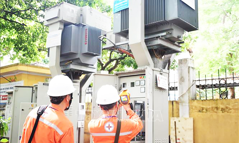  Công nhân điện lực kiểm tra tình trạng vận hành của thiết bị. Ảnh minh họa: TTXVN phát