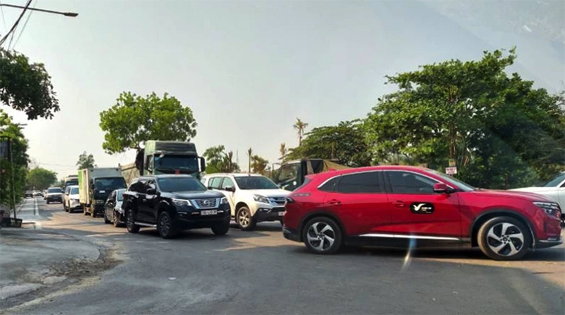 Các ngã đường từ thành phố Đồng Hới đến Vườn quốc gia Phong Nha-Kẻ Bàng chật cứng phương tiện cá nhân có biển kiểm soát từ các tỉnh, thành phố phía bắc.