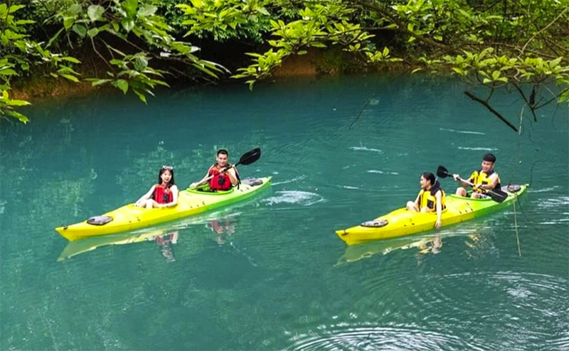 Chèo SUP ở khu du lịch sinh thái Blue Diamond.