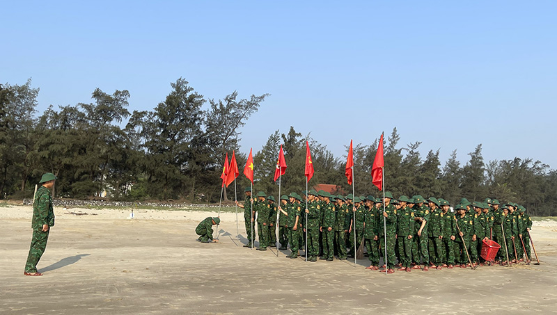 Đoàn cơ sở Tiểu đoàn Huấn luyện - Cơ động ra quân làm vệ sinh bãi biển Đá Nhảy