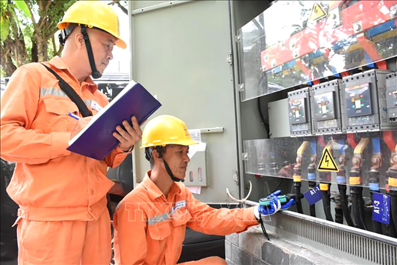 Công nhân EVN HANOI kiểm tra vận hành thiết bị điện. Ảnh TTXVN phát