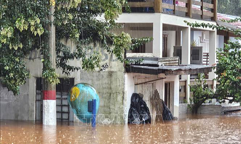 Ngập lụt sau những trận mưa lớn tại Encantado, bang Rio Grande do Sul, Brazil ngày 1/5/2024. Ảnh: AFP/TTXVN