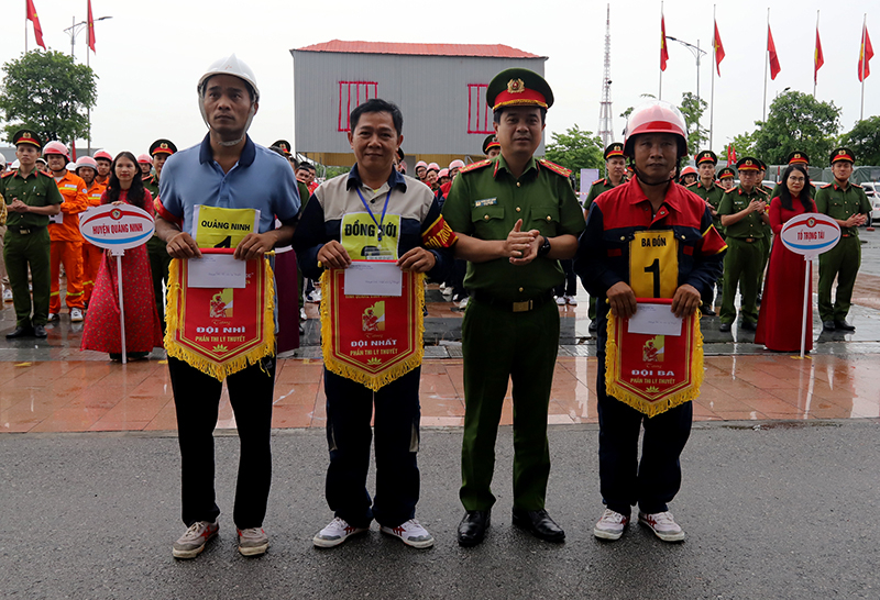 Trao giải cho các đội đạt thành tích cao trong hội thi