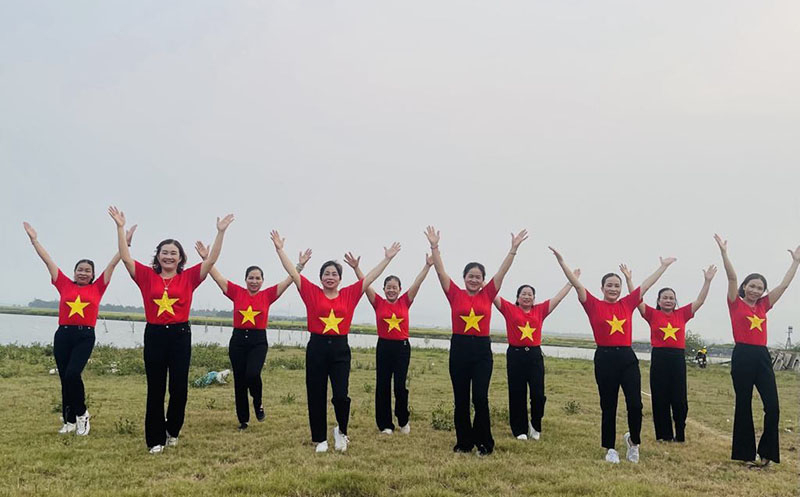 Phụ nữ xã Gia Ninh (Quảng Ninh) biểu diễn bài dân vũ.