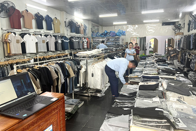 Đội QLTT số 2 kiểm tra cơ sở kinh doanh có dấu hiệu buôn bán hàng hóa giả mạo nhãn hiệu.
