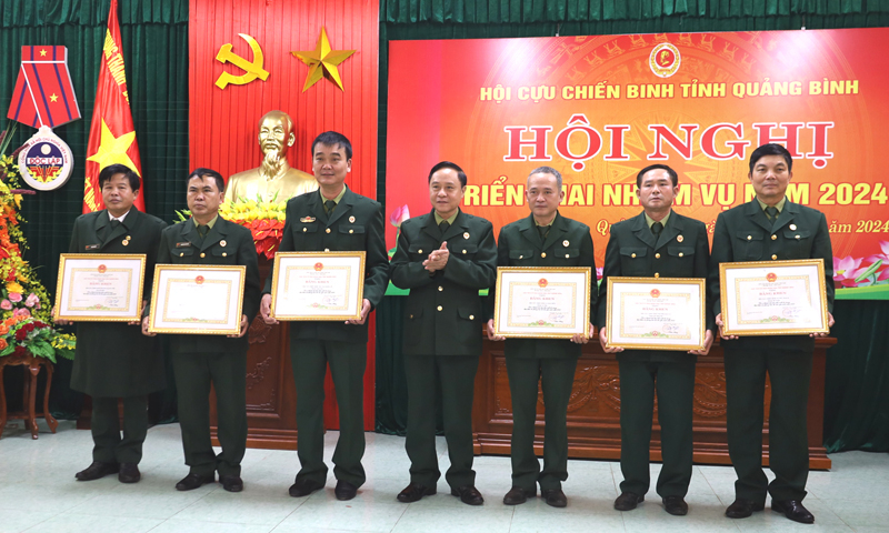 Lãnh đạo Hội CCB tỉnh trao bằng khen của UBND tỉnh cho các tập thể đạt thành tích xuất sắc trong phong trào thi đua năm 2023.