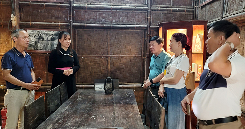 Bàn làm việc của Đại tướng, Tổng Tư lệnh Võ Nguyên Giáp tại ngôi nhà ở đồi Khau Cuối.