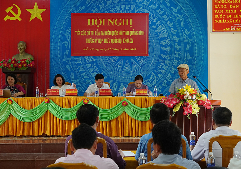 Cử tri phát biểu tại buổi tiếp xúc.