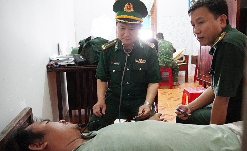 Quân y Biên phòng khám sức khỏe cho ngư dân bị nạn.