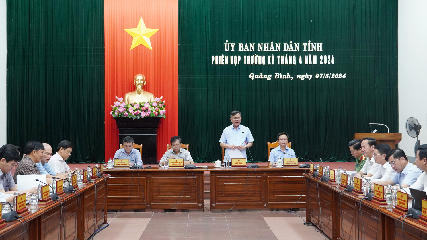 Đồng chí Chủ tịch UBND tỉnh Trần Thắng chủ trì phiên họp.