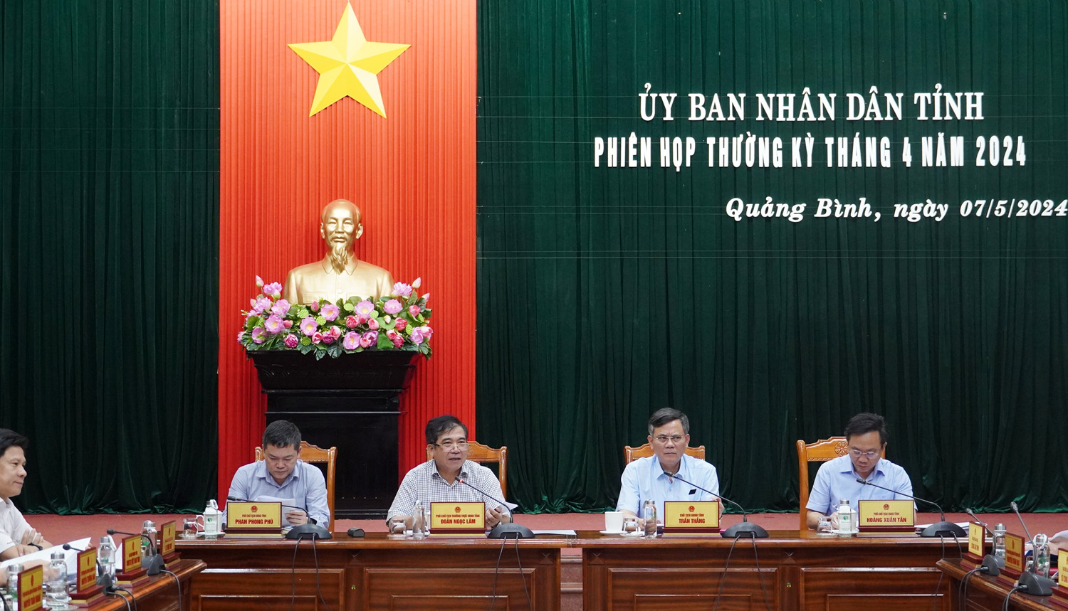 Đồng chí Phó Chủ tịch Thường trực UBND tỉnh Đoàn Ngọc Lâm chủ trì thảo luận tại phiên họp.