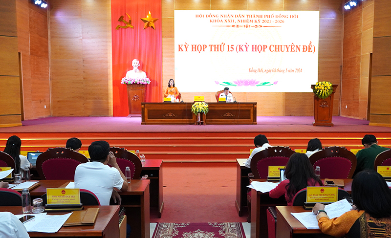 Các đồng chí Thường trực HDDND điều hành kỳ họp.