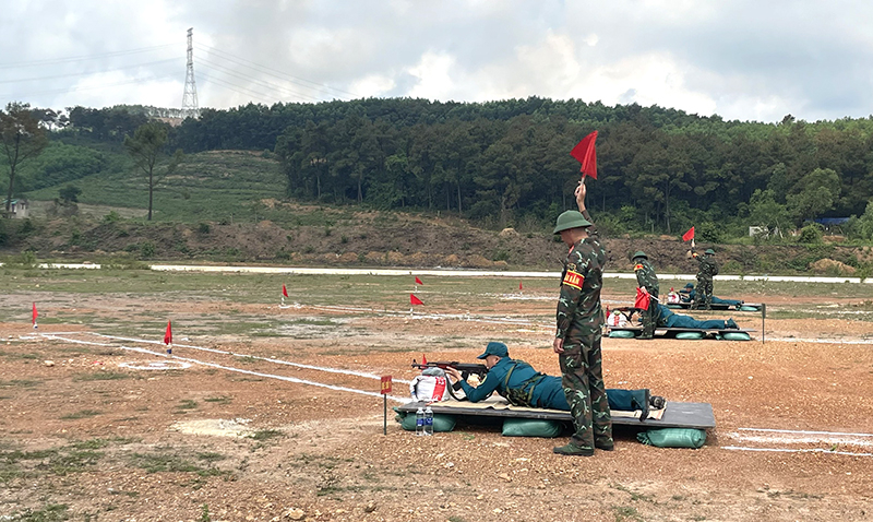 Thực hiện các nội dung bắn súng quân dụng.