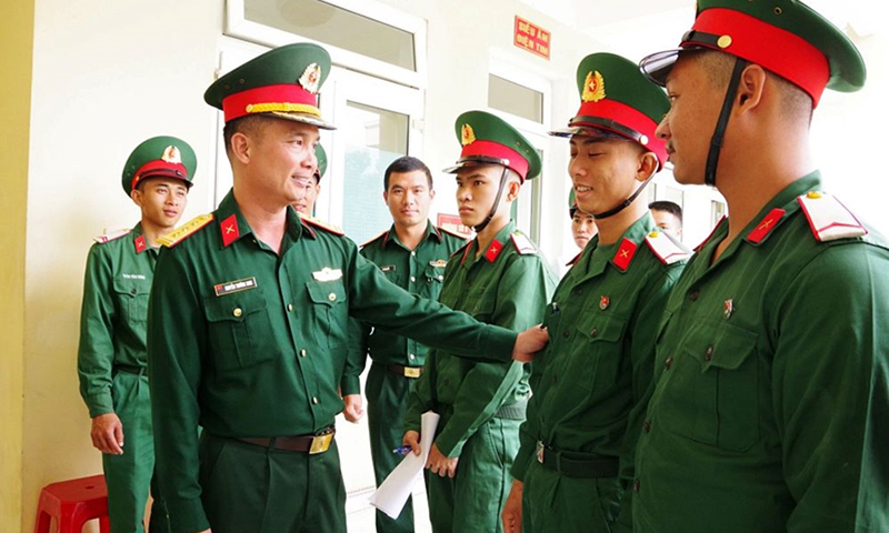 Chỉ huy Sư đoàn 2, Quân khu 5 gặp gỡ, động viên bộ đội nỗ lực khắc phục khó khăn, vươn lên hoàn thành tốt nhiệm vụ. Ảnh: PHAN ĐỊNH 