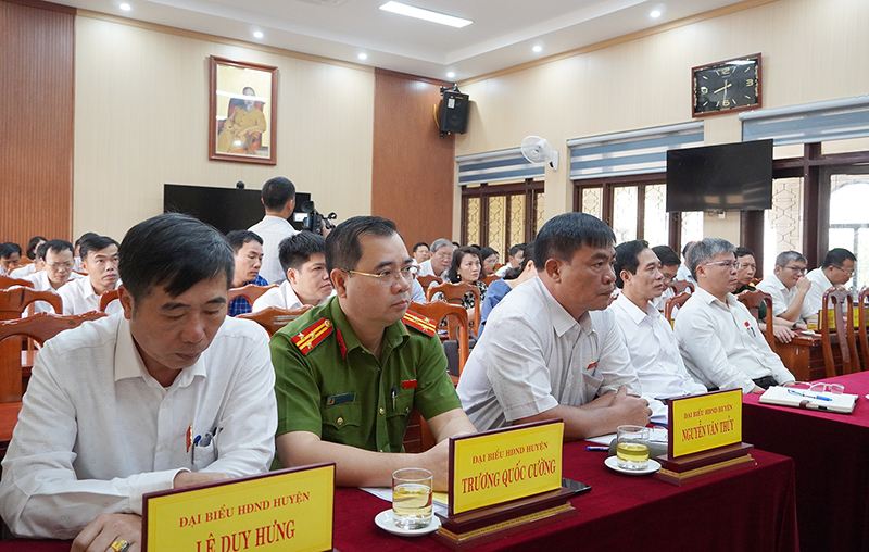  Các đại biểu tham dự kỳ họp.