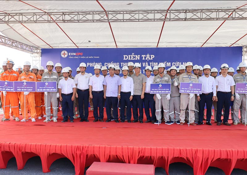 Các đại biểu tham dự cùng chụp ảnh lưu niệm.
