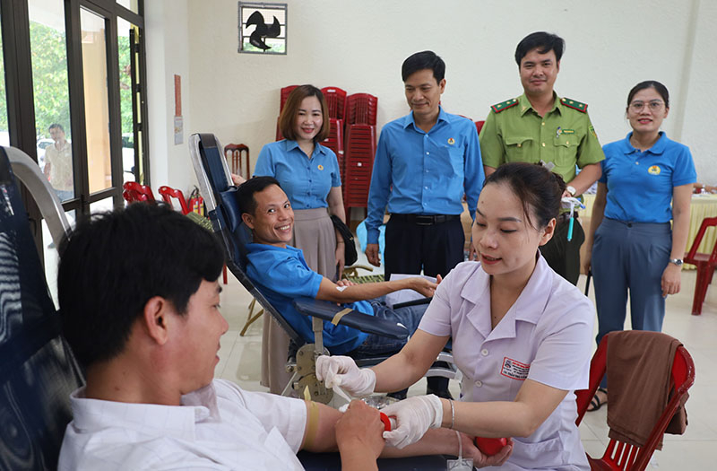 Đại diện lãnh đạo LĐLĐ tỉnh và các cấp công đoàn thăm hỏi, động viên cán bộ, đoàn viên tham gia hiến máu tình nguyện.
