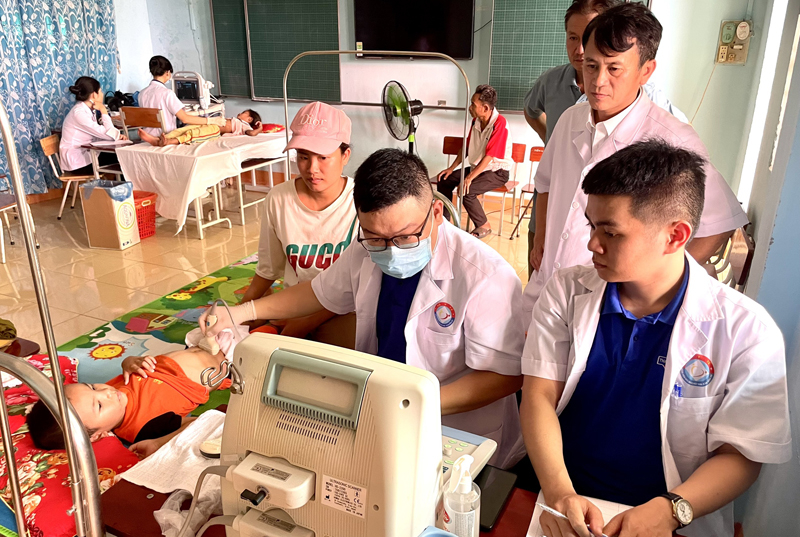 Các thầy thuốc trẻ khám bệnh cho người dân 2 xã miền núi Quảng Bình.