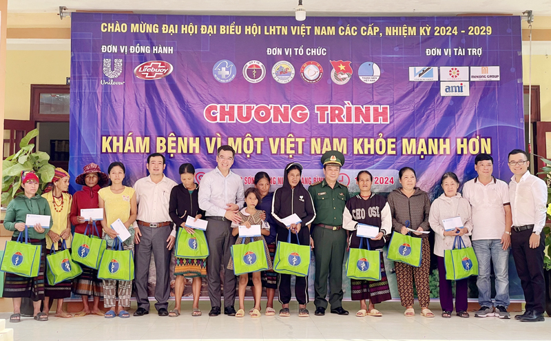 Ban tổ chức trao quà cho cho người có công với cách mạng, hộ gia đình và trẻ em có hoàn cảnh khó khăn.