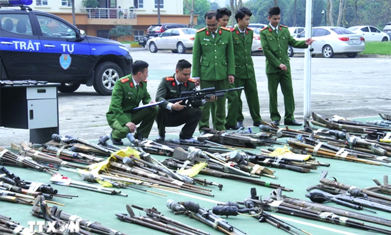 Lực lượng công an kiểm đếm số vũ khí, vật liệu nổ thu hồi được. (Ảnh: TTXVN phát)