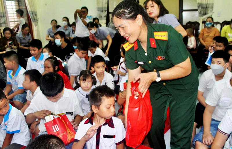 Đại úy Võ Thị Hoàng Lan tích cực tham gia các hoạt động nhân đạo, từ thiện.