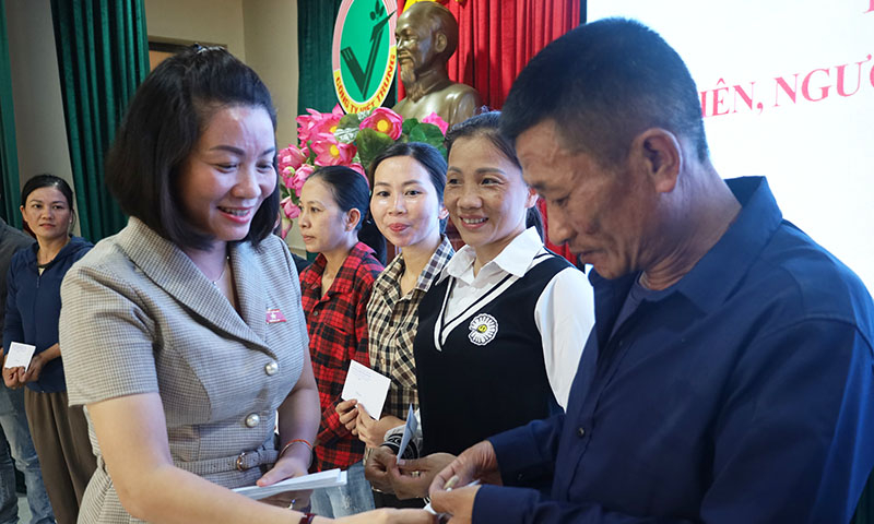 Đồng chí Nguyễn Minh Tâm trao quà cho ĐV, NLĐ tại Công ty CP Việt Trung.
