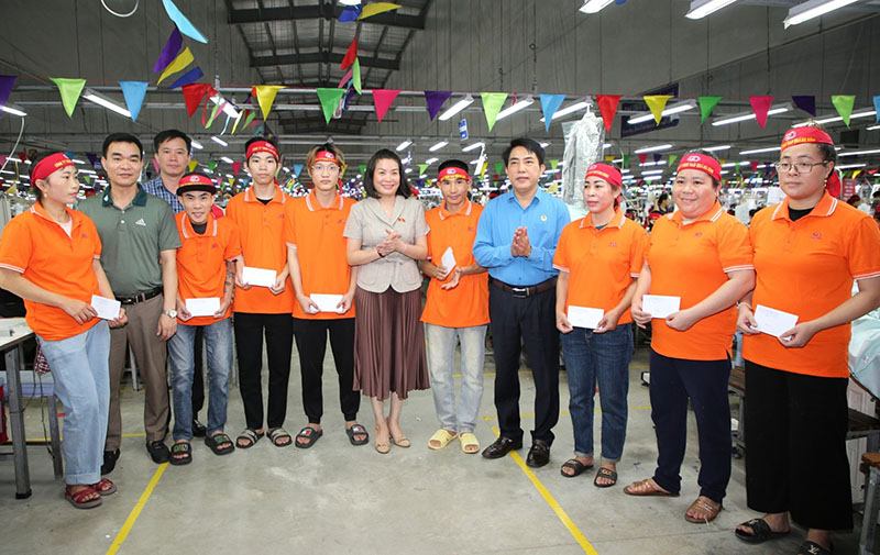 Đồng chí Nguyễn Minh Tâm và lãnh đạo LĐLĐ tỉnh trao quà hỗ trợ cho ĐV, NLĐ tại Công ty TNHH S&D Quảng Bình.