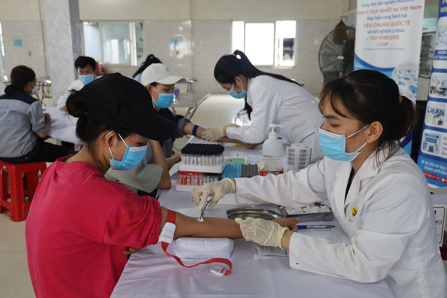  Công ty TNHH Medlatec Quảng Bình triển khai lấy mẫu xét nghiệm miễn phí cho ĐV, NLĐ tại Khu công nghiệp Tây Bắc Đồng Hới.