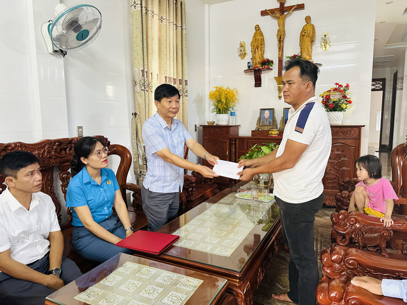 Đại diện lãnh đạo Sở NN-PTNT thăm hỏi, hỗ trợ gia đình có tàu cá gặp nạn trên biển.