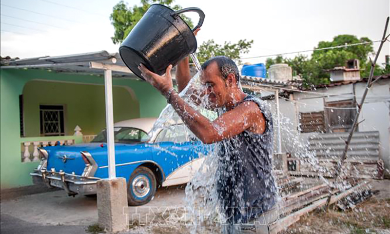 Người dân tránh nóng tại La Habana, Cuba. Ảnh tư liệu: AFP/TTXVN