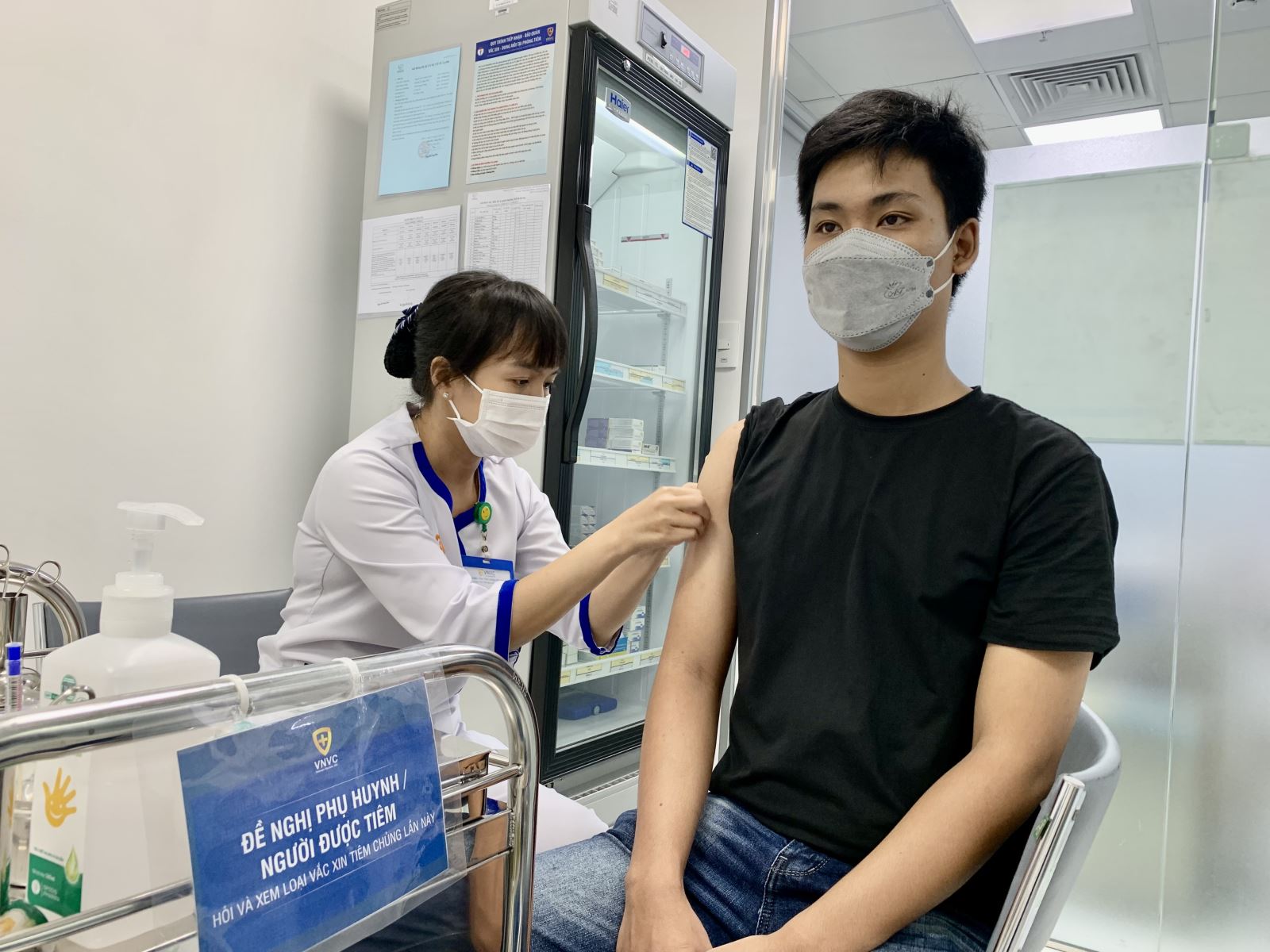 Người dân tiêm vaccine tại Trung tâm tiêm chủng VNVC.