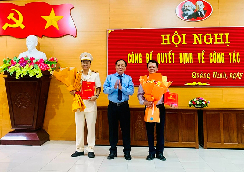 Đồng chí Phó Bí thư Thường trực Tỉnh ủy Trần Hải Châu tặng hoa chúc mừng đồng chí Trần Quang Minh và Nguyễn Anh Dương.