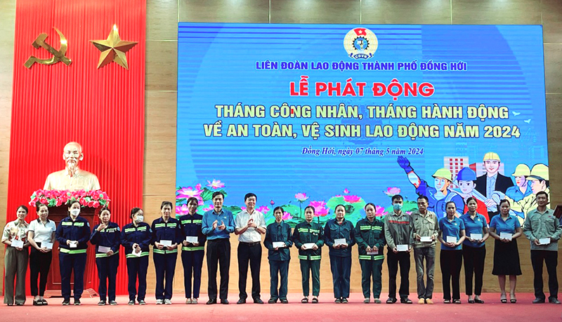 Liên đoàn Lao động TP. Đồng Hới trao quà cho các đoàn viên, người lao động có hoàn cảnh khó khăn.